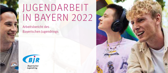 In einem Textfeld steht: Jugendarbeit in Bayern 2022 - Arbeitsbericht des Bayerischen Jugendrings. Im Hintergrund mehrere Jugendliche, die Plakate gestalten.