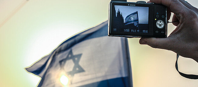Mit einer Digitalkamera wird ein Foto einer Israelflagge gemacht